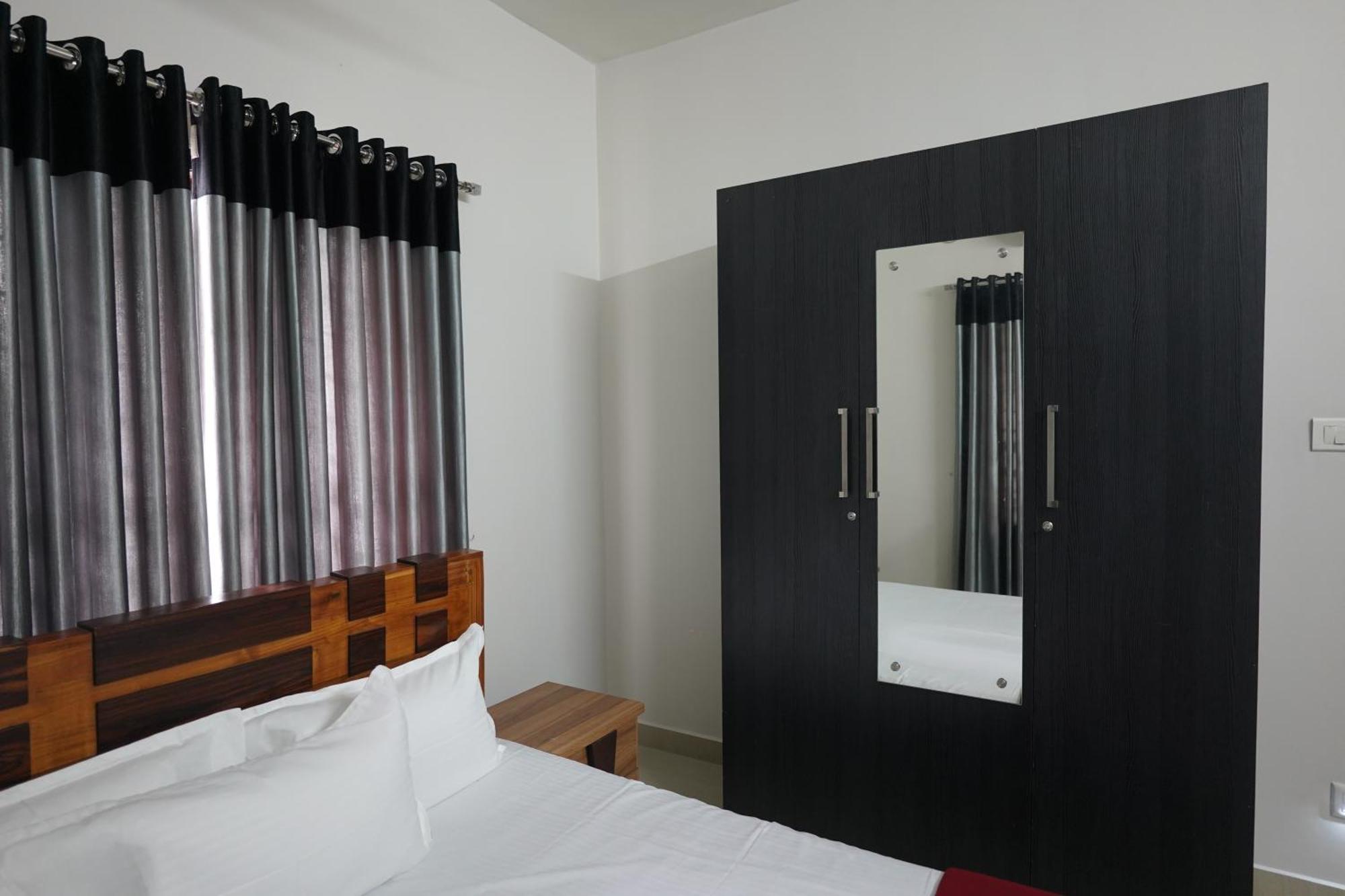 Swapna Home Suites Недумбассері Екстер'єр фото