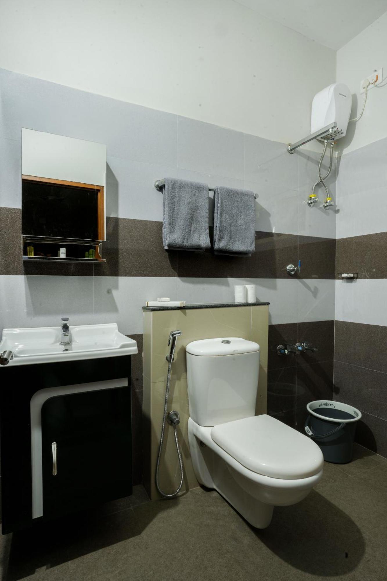 Swapna Home Suites Недумбассері Екстер'єр фото